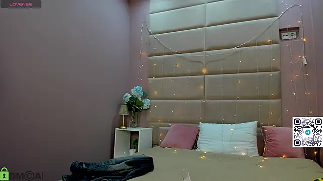 Adeline Perle online show from November 18, 2025, 1:10 am