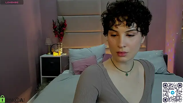 Snapshot of Adeline_Perle chatting on December 5, 2025, 1:16 am Adeline Perle online show from December 5, 2025, 1:16 am