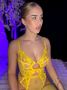 Snapshot of AubrieleRouj1 chatting on December 21, 2025, 5:36 pm AubrieleRouj1 online show from December 21, 2025, 5:36 pm