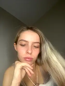 Snapshot of Angelloverxo chatting on October 17, 2025, 9:38 pm Angelloverxo online show from October 17, 2025, 9:38 pm