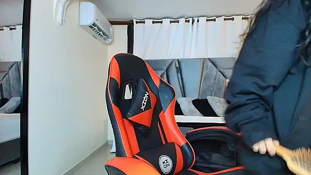 MiniLove 01 online show from October 14, 2025, 12:50 pm