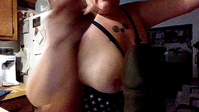Snapshot of ScrawburryBBW chatting on September 19, 2025, 4:27 am ScrawburryBBW online show from September 19, 2025, 4:27 am