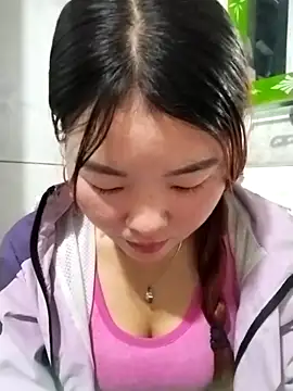 lylylove online show from May 9, 2026, 5:22 am