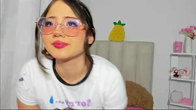 Snapshot of ImSofia222_ chatting on November 22, 2025, 6:12 am ImSofia222 online show from November 22, 2025, 6:12 am