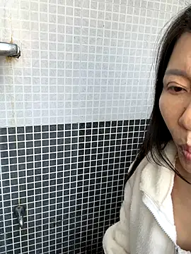 xiiuuff18 online show from October 23, 2025, 1:26 am