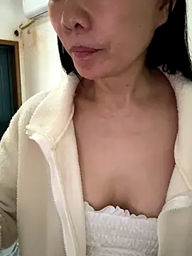 xiiuuff18 online show from November 6, 2025, 12:58 am