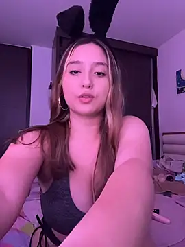 Snapshot of MoraInFire chatting on April 4, 2026, 5:03 am MoraInFire online show from April 4, 2026, 5:03 am