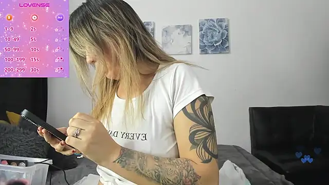 ArianaWil online show from October 7, 2025, 9:38 pm