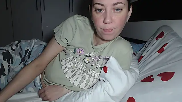 Snapshot of petite_danielle chatting on May 22, 2026, 10:41 pm petite danielle online show from May 22, 2026, 10:41 pm