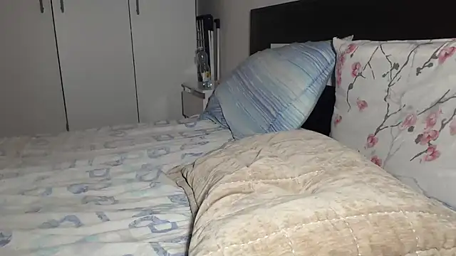 petite danielle online show from April 18, 2026, 8:31 pm