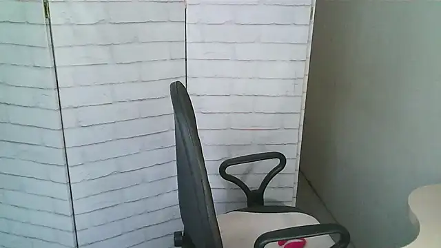 Helen xi  online show from December 17, 2025, 5:12 am