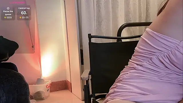 A girla online show from October 27, 2025, 7:15 pm