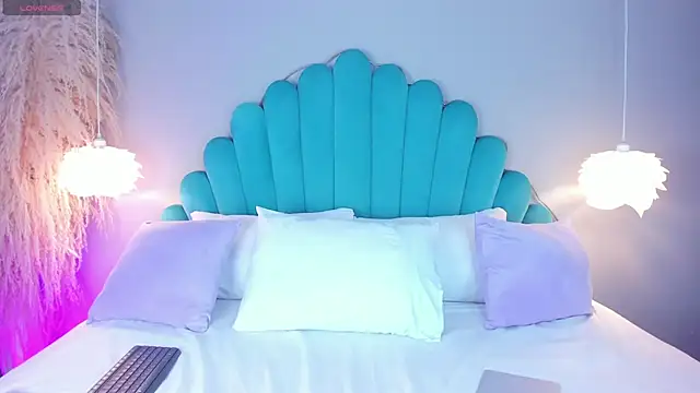 AlassiaHocthner online show from October 30, 2025, 12:03 pm