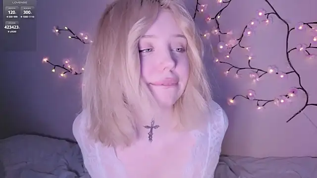 Snapshot of RileyVice chatting on May 11, 2026, 2:45 pm RileyVice online show from May 11, 2026, 2:45 pm