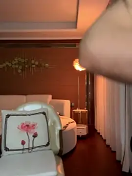 yuer2563 online show from October 15, 2025, 7:38 am