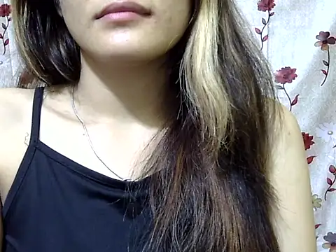 Snapshot of Amira90 chatting on October 10, 2025, 9:32 am Amira90 online show from October 10, 2025, 9:32 am