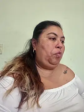 Snapshot of curvy_diva_ chatting on February 14, 2026, 2:06 pm curvy diva online show from February 14, 2026, 2:06 pm