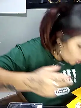 snow belle online show from November 21, 2025, 2:54 am