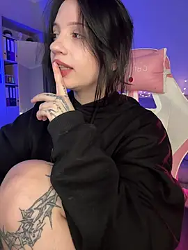 YourLittleDevil online show from April 22, 2026, 5:36 am