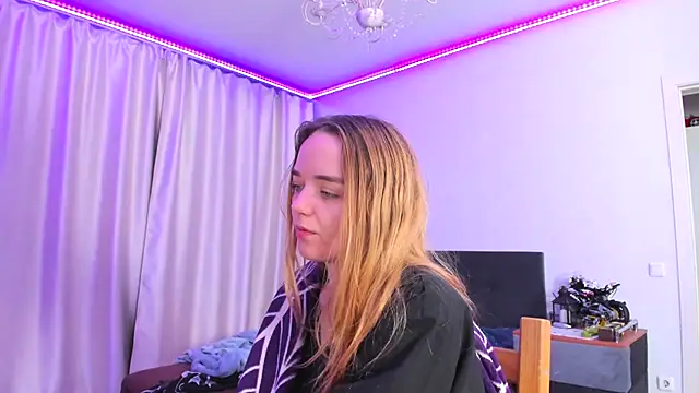 Snapshot of JanetShy chatting on October 4, 2025, 6:59 am JanetShy online show from October 4, 2025, 6:59 am