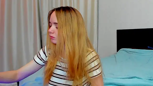 Snapshot of JanetShy chatting on September 23, 2025, 7:04 am JanetShy online show from September 23, 2025, 7:04 am