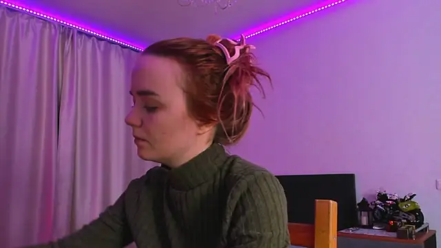 Snapshot of JanetShy chatting on November 4, 2025, 7:01 am JanetShy online show from November 4, 2025, 7:01 am