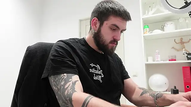 Mike Platano online show from November 28, 2025, 10:43 pm