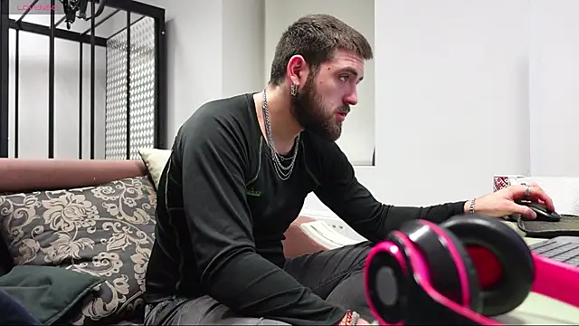 Mike Platano online show from November 19, 2025, 8:42 pm