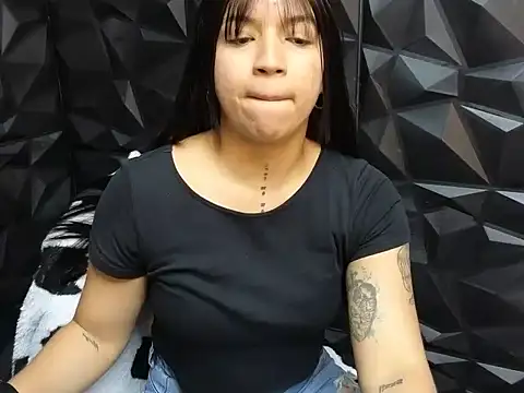 Snapshot of lil_charme chatting on October 7, 2025, 5:14 pm lil charme online show from October 7, 2025, 5:14 pm