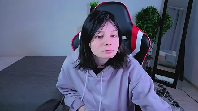 Snapshot of EllinEverly chatting on April 15, 2026, 9:15 pm EllinEverly online show from April 15, 2026, 9:15 pm