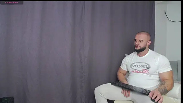 Snapshot of RickyMiami1 chatting on November 13, 2025, 8:24 pm RickyMiami1 online show from November 13, 2025, 8:24 pm