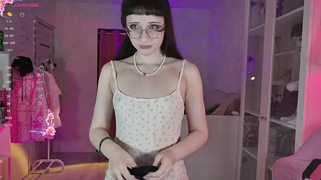 MiraJadee online show from November 11, 2025, 8:03 pm