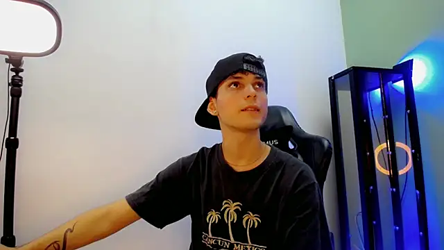 dilan hott  online show from December 3, 2025, 4:28 pm