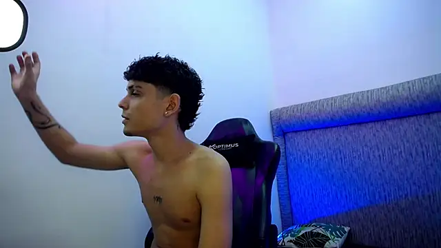 dilan hott  online show from February 8, 2026, 8:17 pm