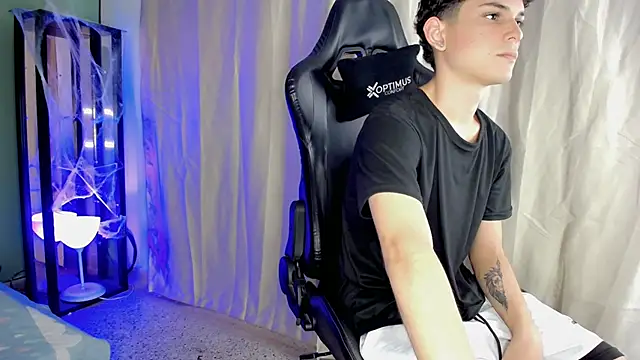 dilan hott  online show from October 28, 2025, 8:08 pm