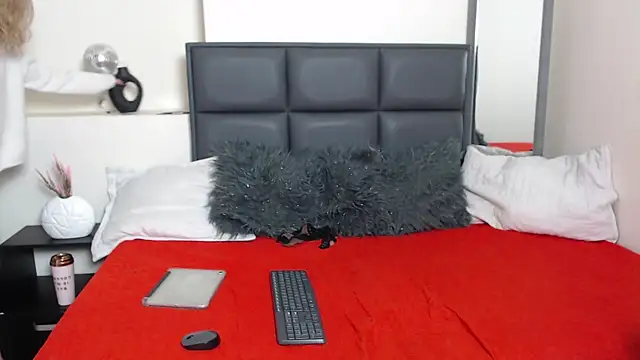 Amnesia  online show from September 19, 2025, 1:26 pm