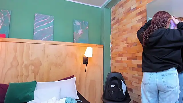 aliceandsia online show from November 27, 2025, 7:03 pm