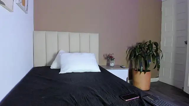 Samyscott  online show from May 8, 2026, 8:56 pm