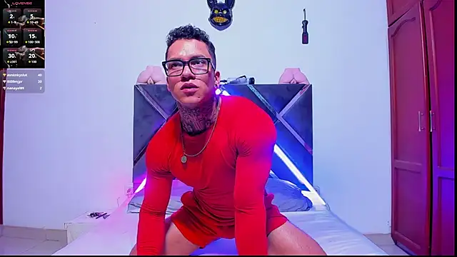 Snapshot of ArnoldSexy_ chatting on November 14, 2025, 4:43 pm ArnoldSexy online show from November 14, 2025, 4:43 pm