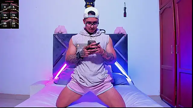 Snapshot of ArnoldSexy_ chatting on November 12, 2025, 4:44 pm ArnoldSexy online show from November 12, 2025, 4:44 pm