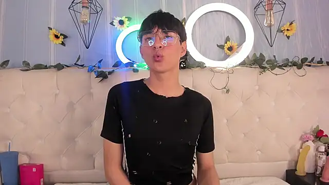 AleAurarashi online show from November 27, 2025, 4:13 am