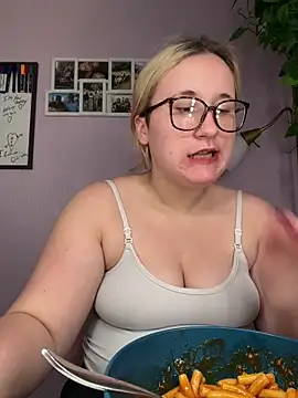 imawhorenslut19 online show from May 21, 2026, 5:43 pm