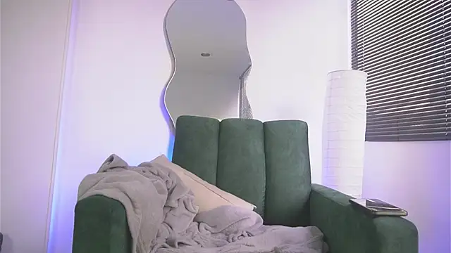 a Malgosia mako online show from October 5, 2025, 5:47 pm