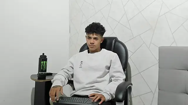 Alex Colton7 online show from November 29, 2025, 4:01 am