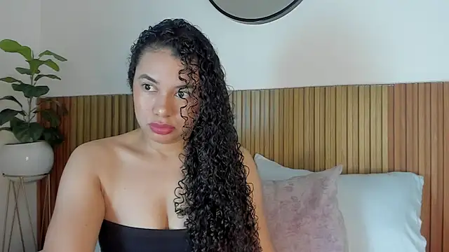 Snapshot of angie_leonn chatting on September 16, 2025, 12:06 pm angie leonn online show from September 16, 2025, 12:06 pm
