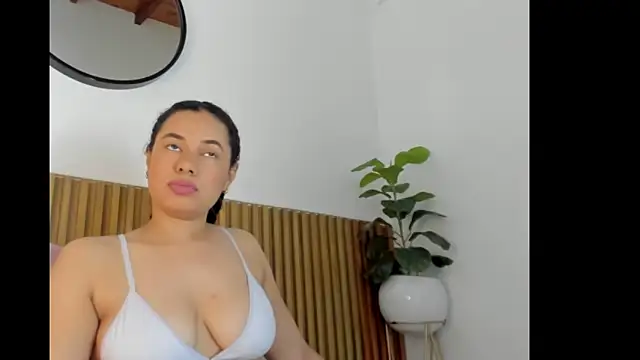 Snapshot of angie_leonn chatting on September 23, 2025, 12:23 pm angie leonn online show from September 23, 2025, 12:23 pm