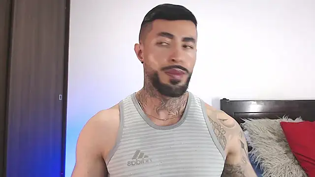 andrea de lucaa online show from April 8, 2026, 3:52 am