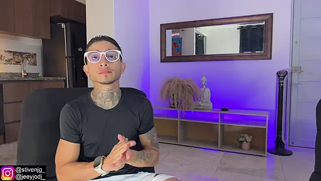 Snapshot of tattoguys_cums chatting on December 2, 2025, 11:06 pm tattoguys cums online show from December 2, 2025, 11:06 pm