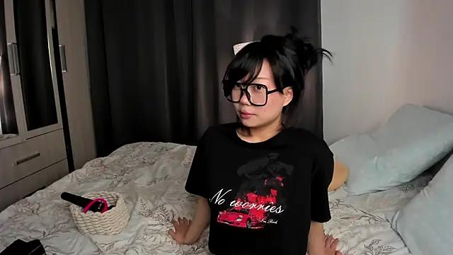  molly molly molly  online show from October 9, 2025, 12:17 pm