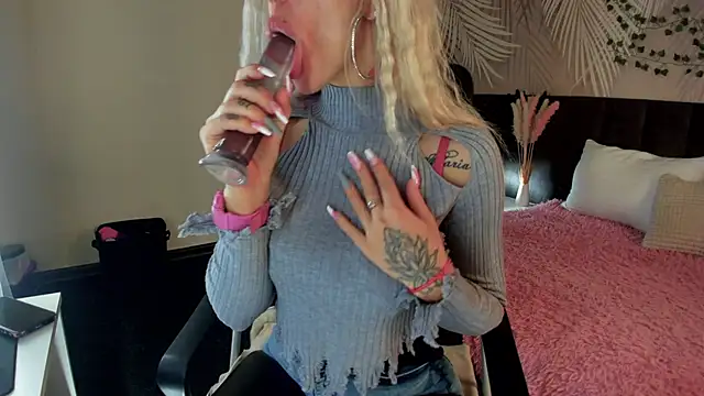 Kira Key online show from October 24, 2025, 1:59 am